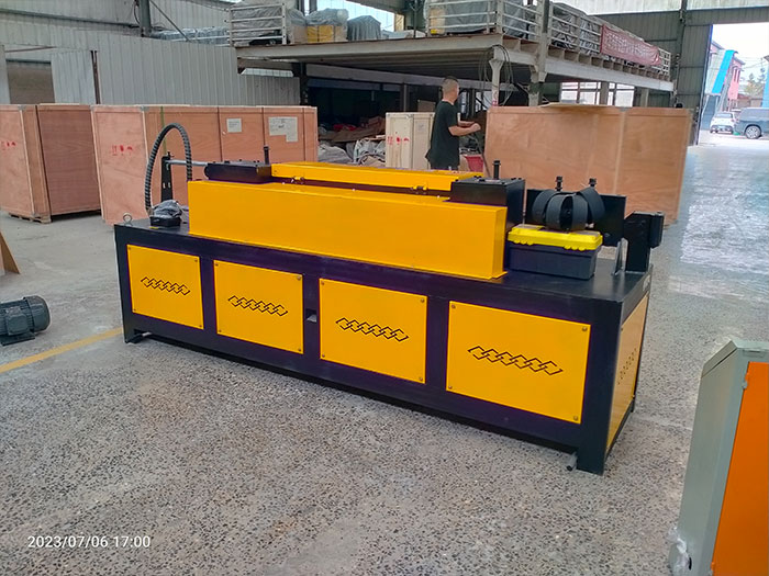 Steel-bar-straightening-and-cutting-machine